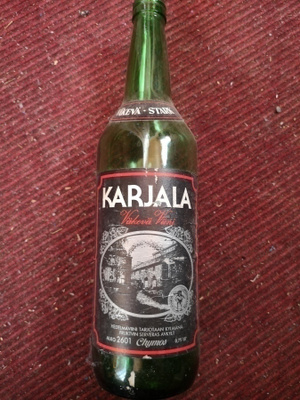 Karjala väkevä viini pullo