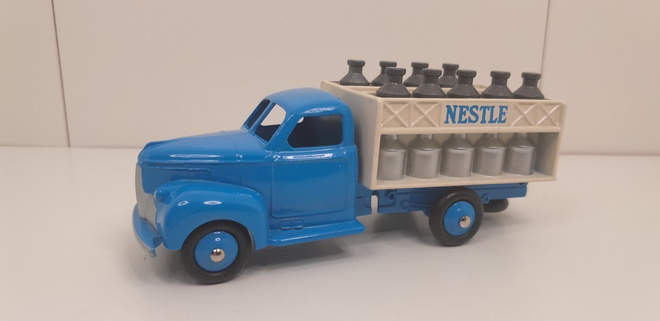 Dinky-Toys Editions Atlas Mattel Nestle Maitoauto 10,5 cm