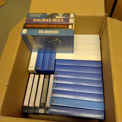 noin 45 kpl VHS-kasetteja
