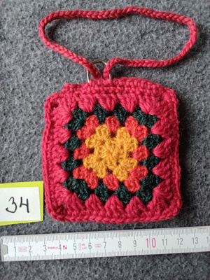 Alina´s Handmade virkattu avaimenperä airpodin suojakoteloon