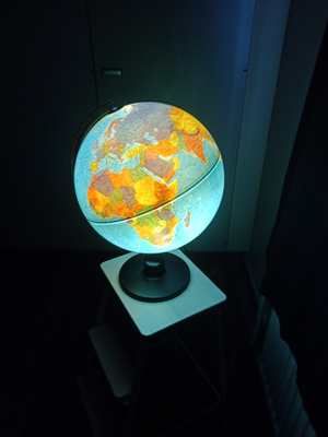 Scan Globe Tanskalainen karttapallo valolla, vintage.