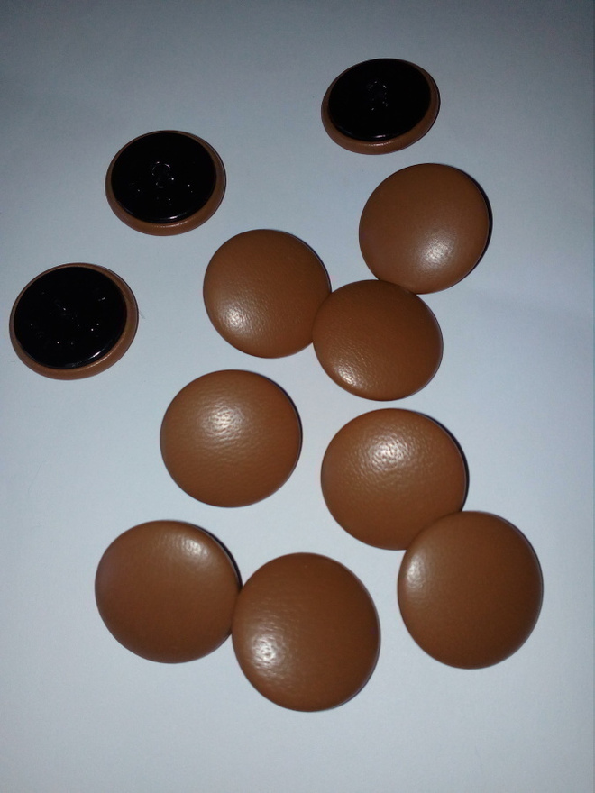 Maitosuklaanruskea nahka kantanappi 26mm