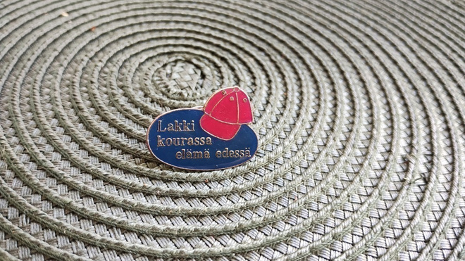 Pinssi, Lakki kourassa elämä edessä