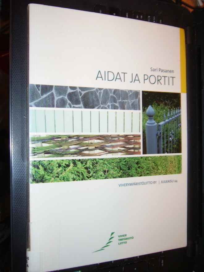 Sari Pasanen : Aidat ja portit ( 1 p. 2002 ) sis. postikulun