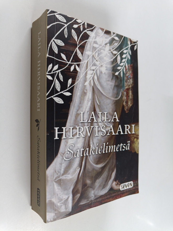 Laila Hirvisaari : Satakielimetsä : romaani
