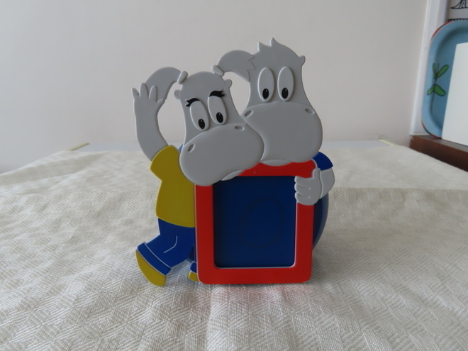 OP säästölipas - kaksi hippoa ja taulu