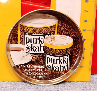 Purkkikahvi vintage lasin alusta
