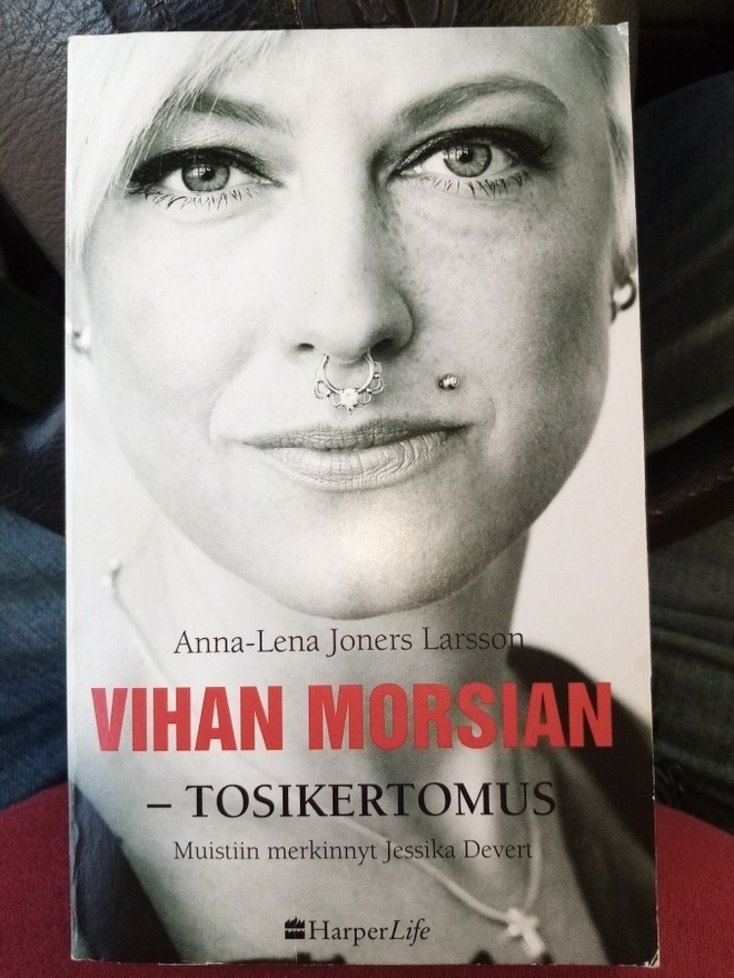Larsson :  VIHAN MORSIAN ( SIS POSTIKULU  )