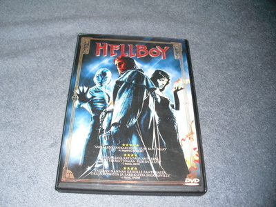 HELLBOY (Ron Pearlman, Selma Blair)***