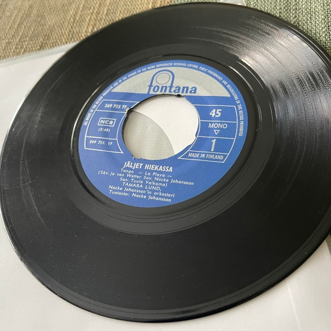 TAMARA LUND: Jäljet hiekassa *  Uskon oikeaan….* FIN 1965