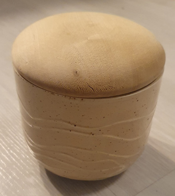Pentik puukannellinen keraaminen purkki