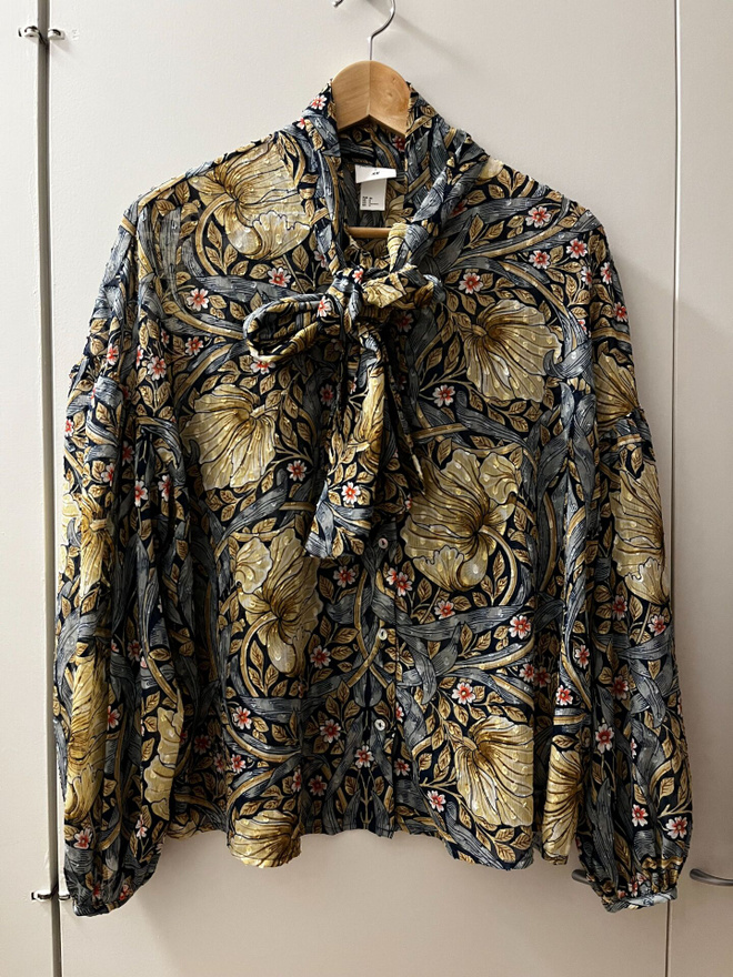 Rusettipusero William Morris kuviolla