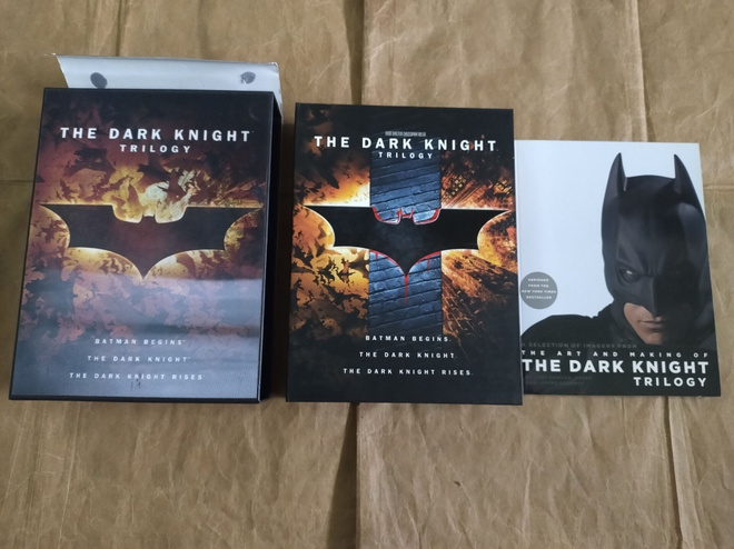The Dark Knight Trilogy sekä kirja (DVD) (6 levyä)