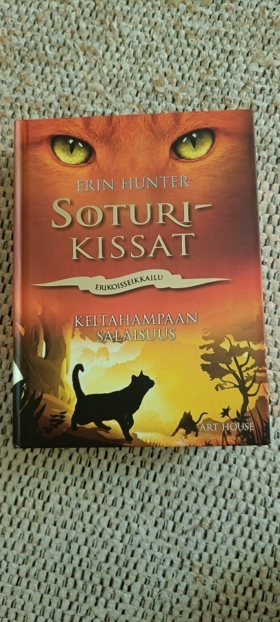 Erin Hunter : Keltahampaan salaisuus Soturikissat kovakantin