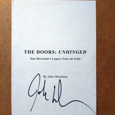 THE DOORS JOHN DENSMORE-nimikirjoitus kirjan sivulla