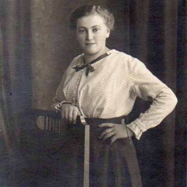 MUOTI / Nuori nainen ruutupaidassa. 1910-l.