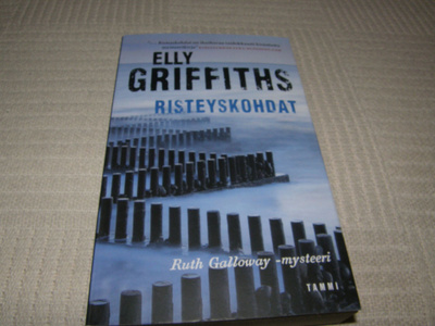 Elly Griffiths Risteyskohdat -pok