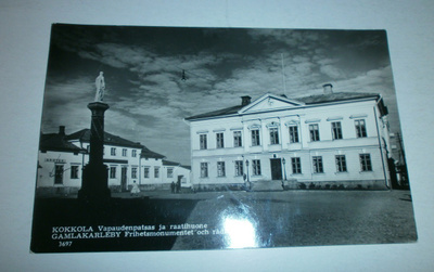 Kokkola, Vapauden patsas ja raatihuone, valokuvapk, p. 1960