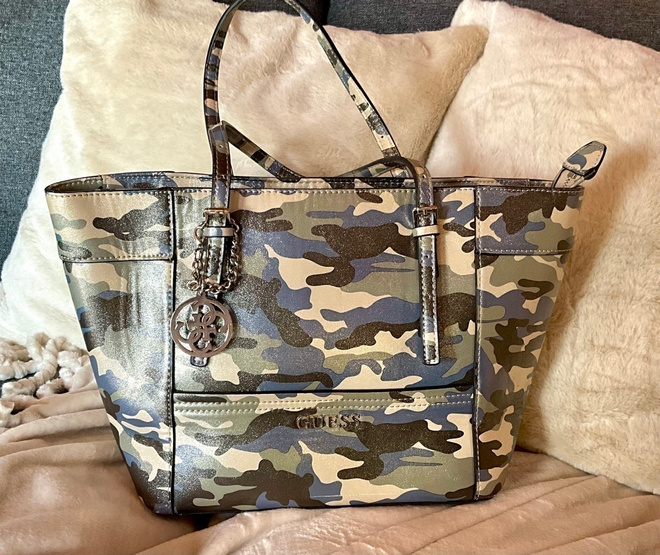 GUESS upea  tilava laukku maastokuosi camo olkalaukku