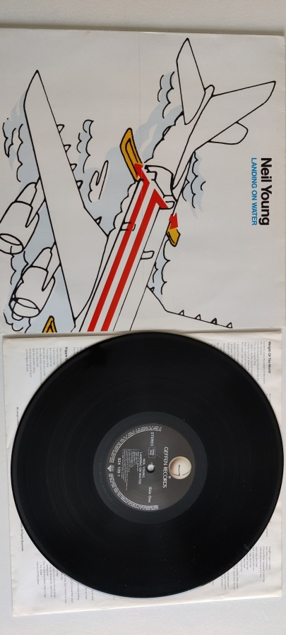 Neil Young :  Landing On Water vinyyli lp