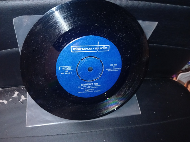 7" single Finntrio : Mentävä on ( SIS POSTIKULU  )