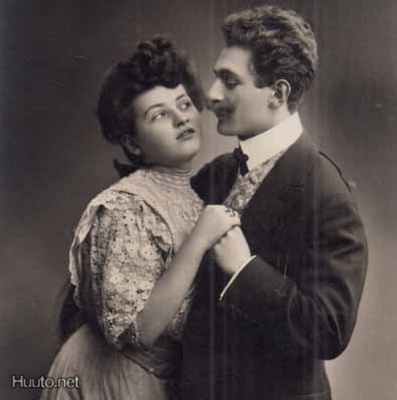 RAKKAUS / Nuori mies ja kaunis tyttö lähekkäin. 1910-l.