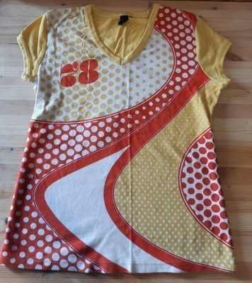 Retrotyylinen t-paita