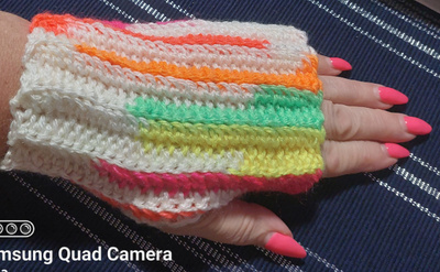 Alina´s Handmade käsin virkatut kämmekkäät neonvärit