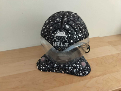 Aidoilla Swarovski -koruilla koristeltu HYLA ilmanraikastin