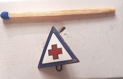 neulamerkki Suomen punainen risti emalimerkki, vanhempi
