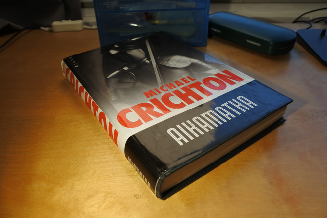 Michael Crichton: Aikamatka, sidottu, hyvä