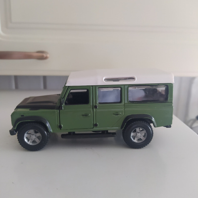 Burago Land Rover Defender 110