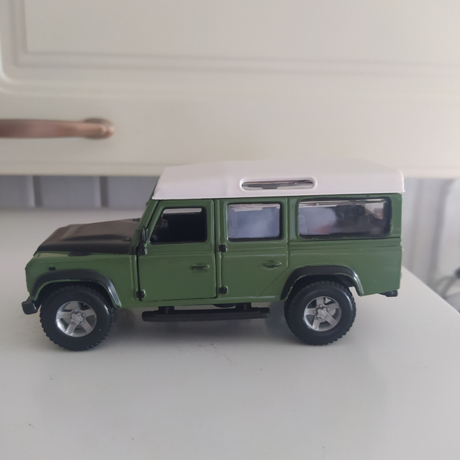 Burago Land Rover Defender 110