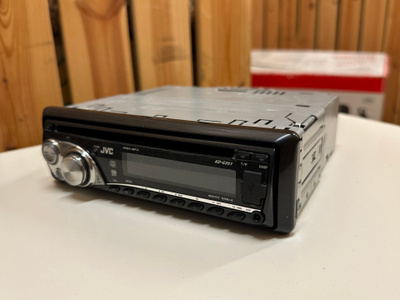 JVC KD-G351 CD-soitin autoon.