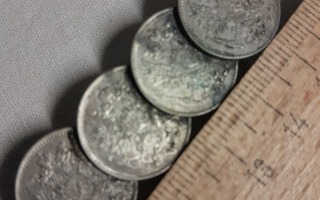 50 p hopeakolikoista tehty rintakoru
