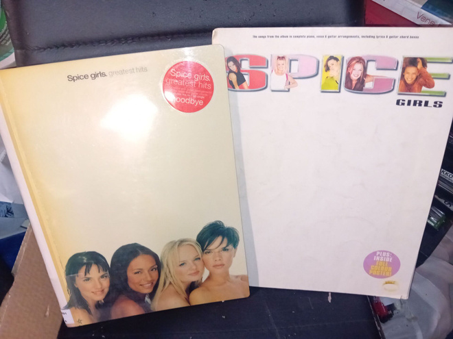 2 kpl nuottikirja Spice Girls ( SIS POSTIKULU )
