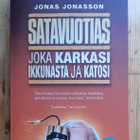 Jonas Jonasson - Satavuotias joka karkasi ikkunasta ja katos - pikkukuva 1