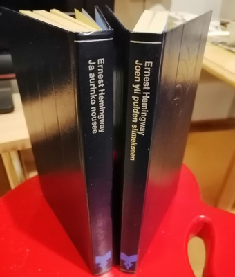 Kaksi  Ernest Hemingwayn kirjaa