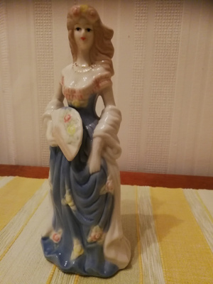 Posliini tyttö patsas