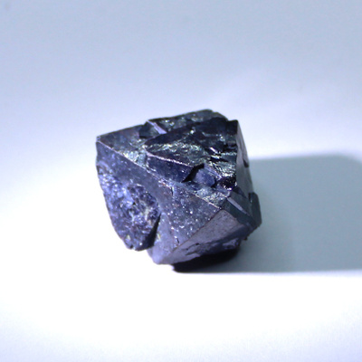 Terävä kupriitti oktaedri 24.5mm 102.50ct Rubtsovskiy kaivos