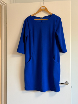 Kaunis sähkön sininen mekko, koko 42