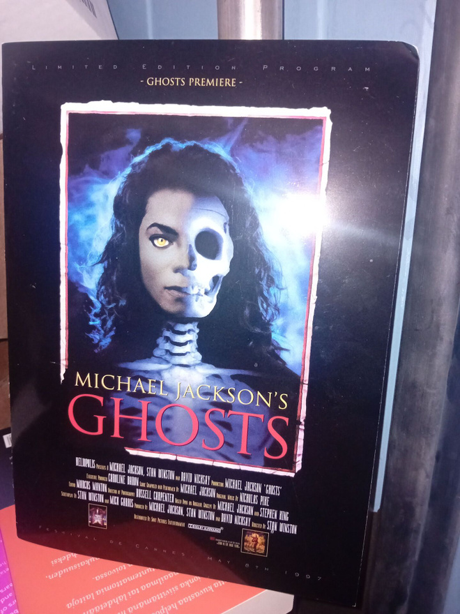 Michael Jackson ' s GHOSTS ( SIS POSTIKULU )