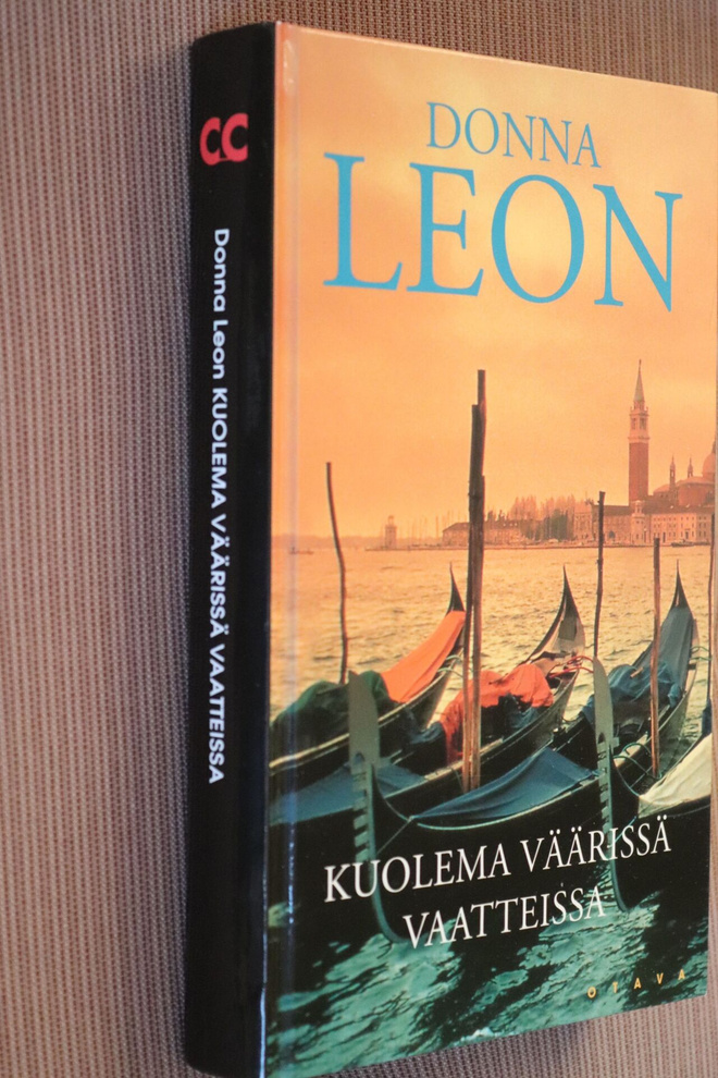 Donna Leon : Kuolema väärissä vaatteissa ( 1.p. 1999 )