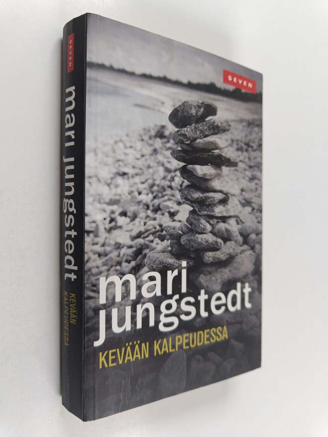 Mari Jungstedt : Kevään kalpeudessa