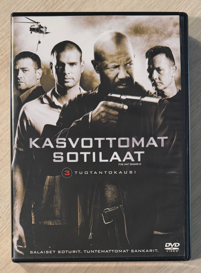 Kasvottomat sotilaat: Kausi 3 (2007) 3DVD