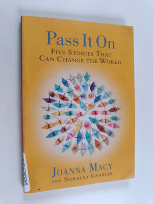 Joanna Macy ym. : Pass it On - Five Stories That Can Chan...