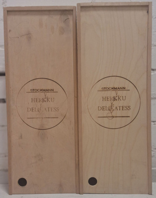 Kaksi puulaatikkoa Stockmann Herkku Delikatess