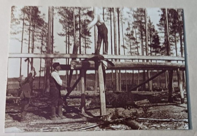 Karvia, lankkuja sahataan käsin, mv pk, ei p.