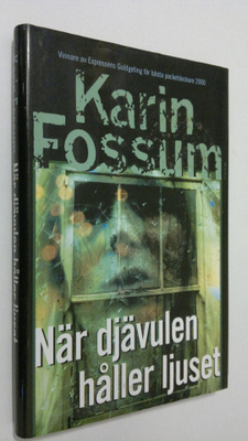 Karin Fossum : När djävulen håller ljuset