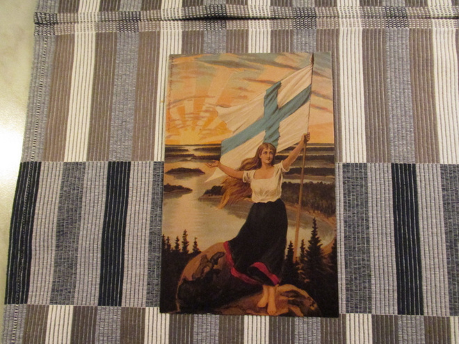 Suomi -neito ja siniristilippu kortti.Uusintapainos.